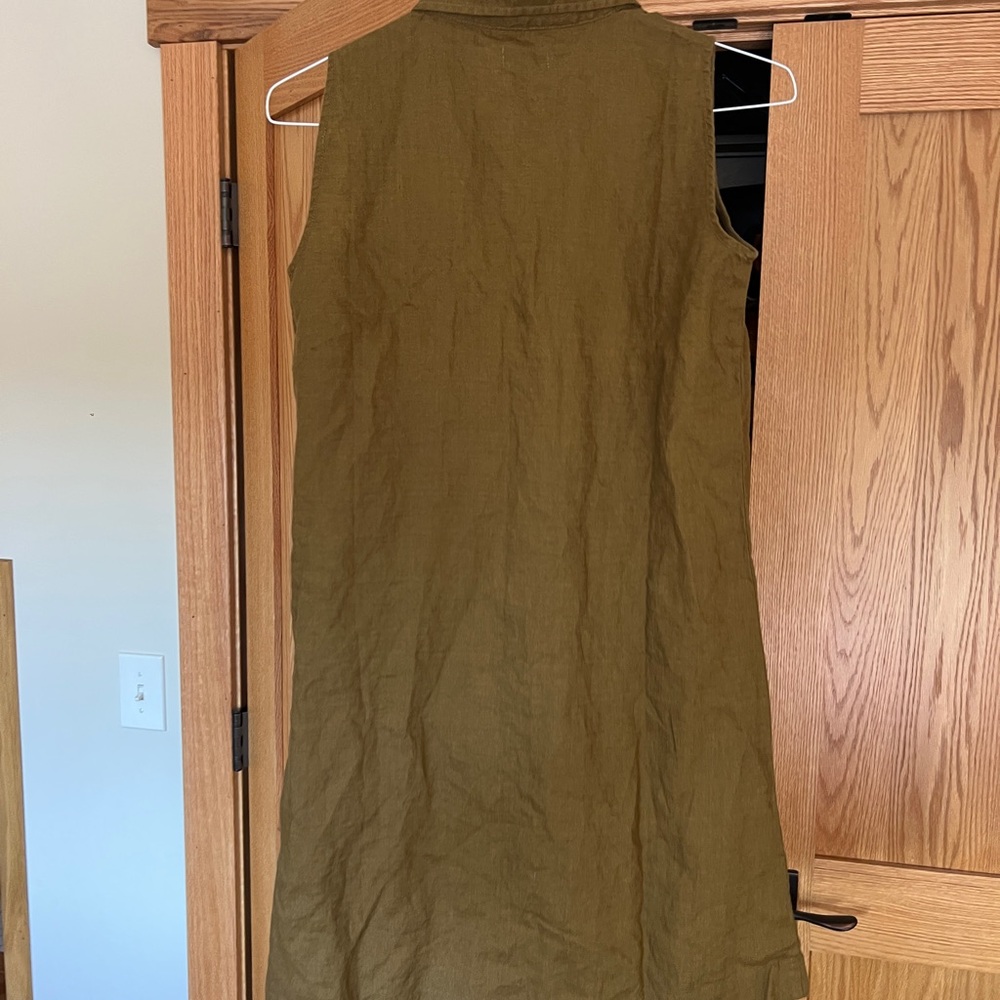 Sleeveless Button-Down Dress - Picture 4 of 4